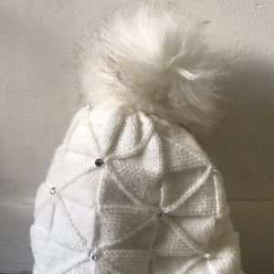 Pompon beanie with bling